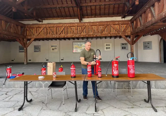 Vérification extincteurs – Morzine – Halle de l’Église Technicien MAT-SEC vérifiant des extincteurs sous la Halle de l’Église à Morzine