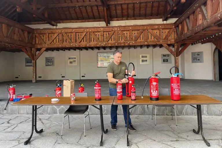Technicien MAT-SEC vérifiant des extincteurs sous la Halle de l’Église à Morzine