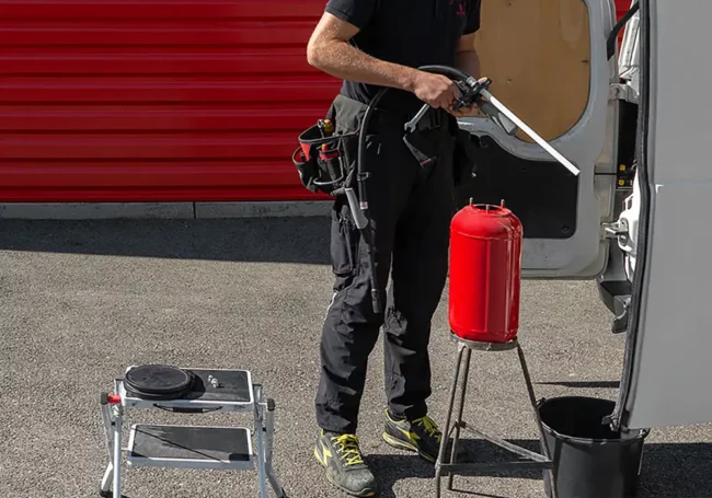 Technicien MAT-SEC effectuant la vérification d'un extincteur lors d'une permanence à Saint-Jean-de-Sixt